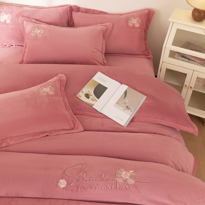 91家纺网 家纺一手货源 找家纺 2024新款高克重牛奶绒被套素色绣花床裙款四件套 豆沙色