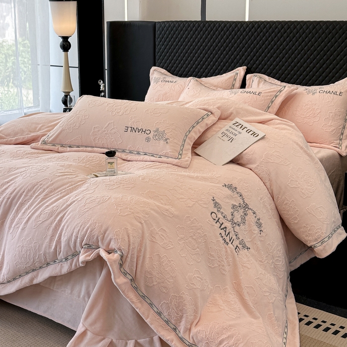 91家纺网 家纺一手货源 找家纺 （总）宅家居 2025新款轻奢小香风雕花刺绣全消光A类高克重牛奶绒四件套-小香牡丹