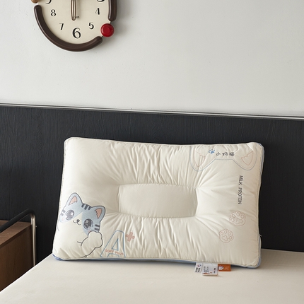 91家纺网 家纺一手货源 找家纺 （总）她喜爱 2024新款小奶猫-A类全棉亲子定型护颈枕芯儿童学生成人家用枕头