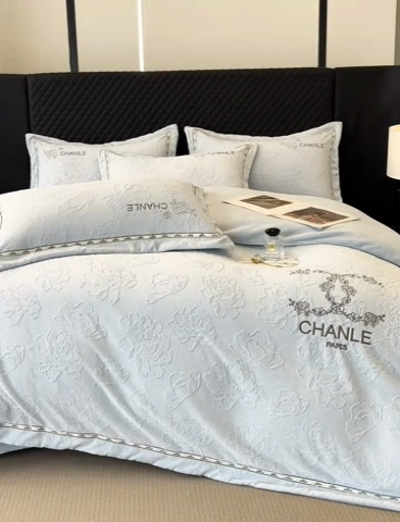 91家纺网 家纺一手货源 找家纺 宅家居 2025新款轻奢小香风雕花刺绣全消光A类高克重牛奶绒四件套-小香牡丹 小香牡丹-蓝色