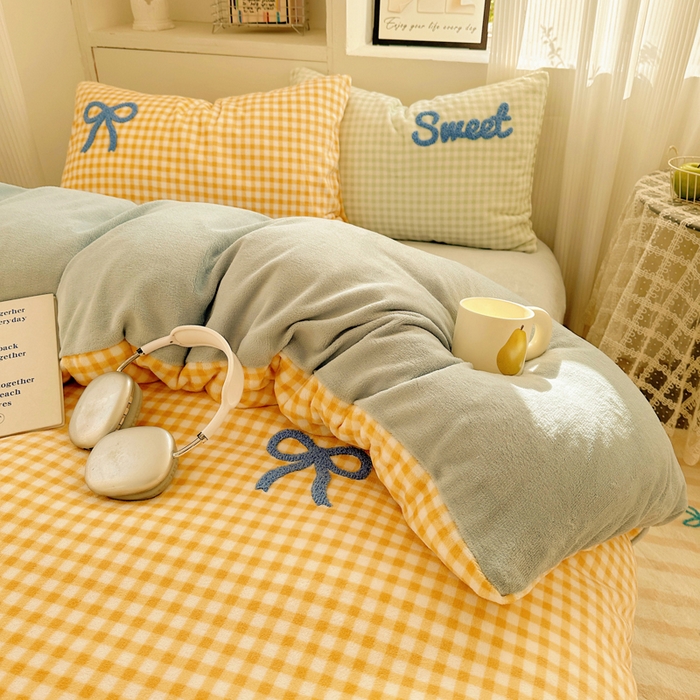 91家纺网 家纺一手货源 找家纺 慕尚 2025新款可爱大眼睛蝴蝶结牛奶绒四件套 蝴蝶结黄格蓝