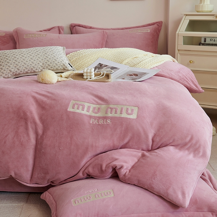 91家纺网 家纺一手货源 找家纺 2024新款m风高品绣花四件套 公主粉