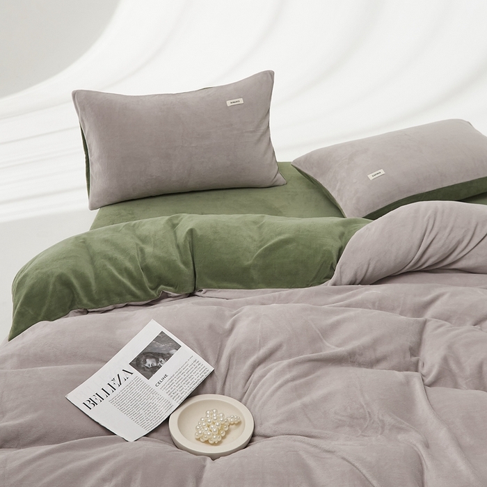 91家纺网 家纺一手货源 找家纺 时光里 2024新款牛奶绒纯色双拼四件套 星际灰拼橄榄绿