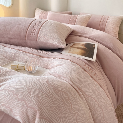91家纺网 家纺一手货源 找家纺 （总)    2024秋冬A类九斤重轻奢高端加厚保暖雕花牛奶绒四件套刺绣宝宝绒热款床单被套床笠款床上用品--罗娜琳