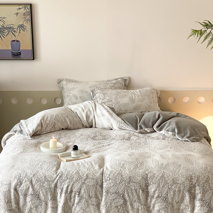 91家纺网 家纺一手货源 找家纺 旷野 2024新款双色提花雕花牛奶绒四件套 田野-灰