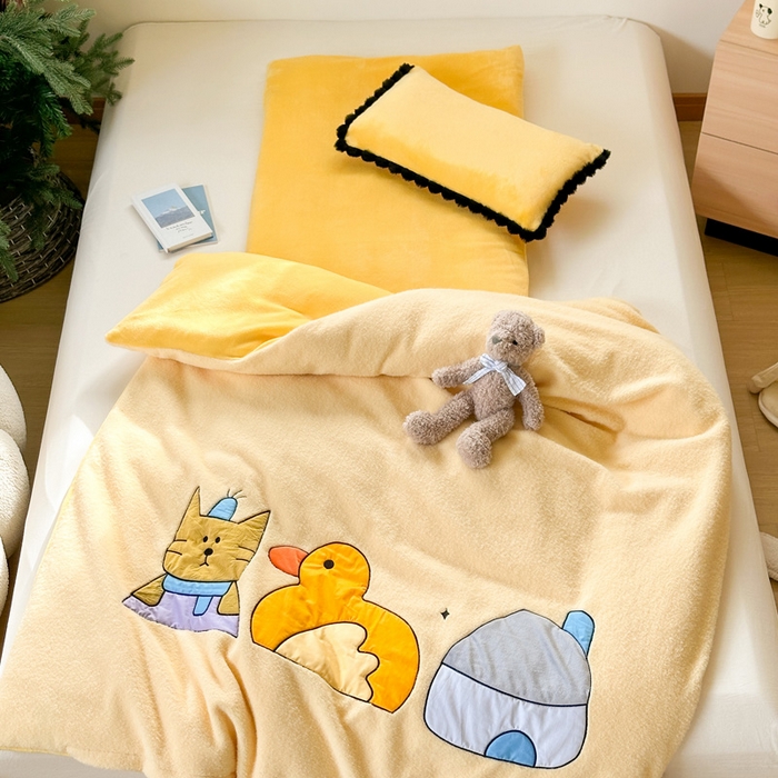 91家纺网 家纺一手货源 找家纺 喜多兔儿童家纺 2024新款320克仿羊毛绒全消光牛奶绒四件套 黄色小加油