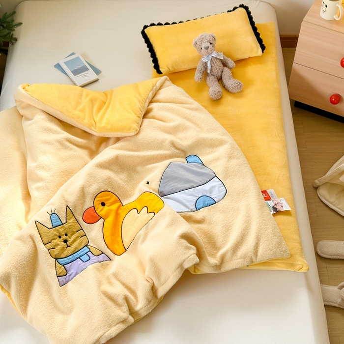 91家纺网 家纺一手货源 找家纺 喜多兔儿童家纺 2024新款320克仿羊毛绒全消光牛奶绒四件套 黄色小加油