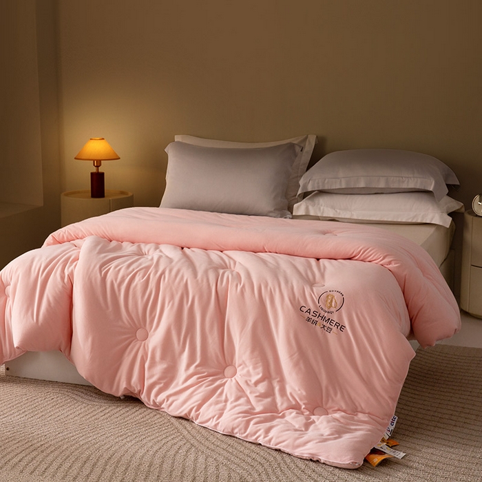 91家纺网 家纺一手货源 找家纺 被靠被 2024新款火山绒大豆纤维被被子被芯 桃粉