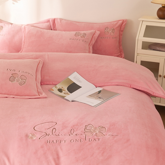 91家纺网 家纺一手货源 找家纺 2024新款高克重牛奶绒被套素色绣花床裙款四件套 樱花粉