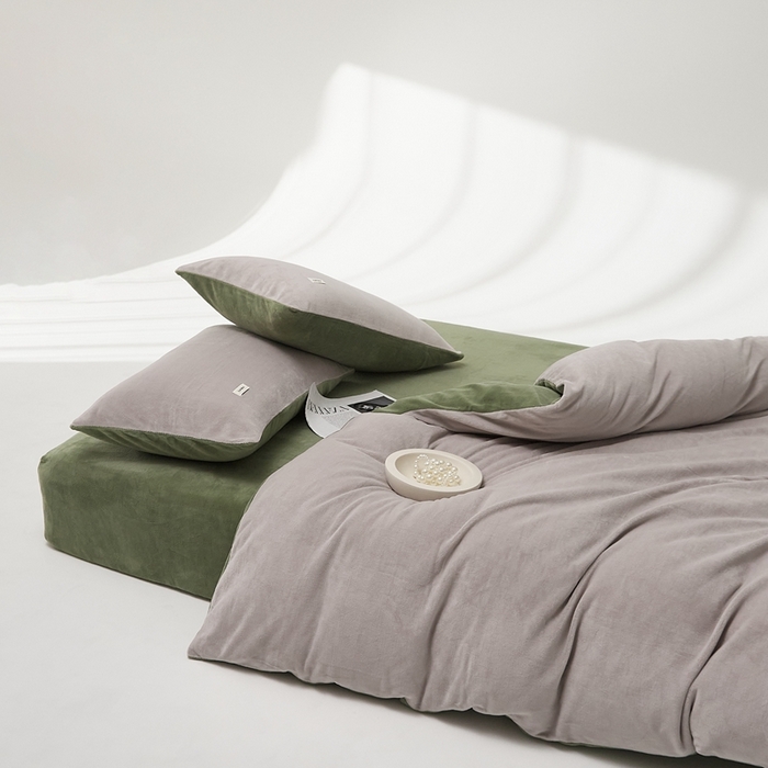 91家纺网 家纺一手货源 找家纺 时光里 2024新款牛奶绒纯色双拼四件套 星际灰拼橄榄绿