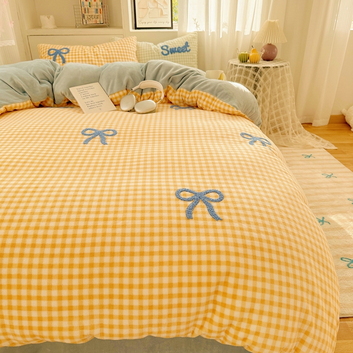 91家纺网 家纺一手货源 找家纺 慕尚 2025新款可爱大眼睛蝴蝶结牛奶绒四件套 蝴蝶结黄格蓝