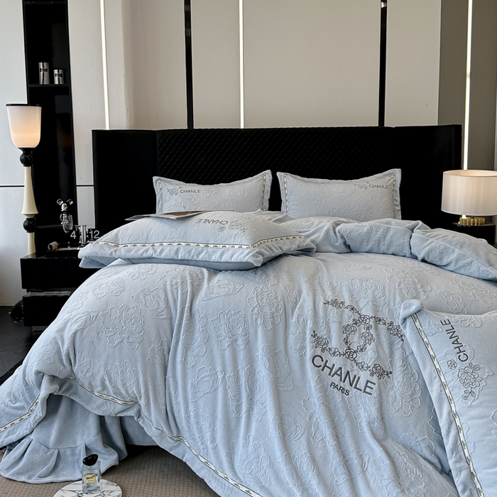 91家纺网 家纺一手货源 找家纺 宅家居 2025新款轻奢小香风雕花刺绣全消光A类高克重牛奶绒四件套-小香牡丹 小香牡丹-蓝色