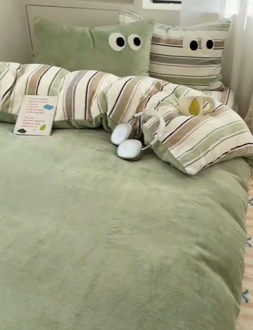 91家纺网 家纺一手货源 找家纺 慕尚 2025新款可爱大眼睛蝴蝶结牛奶绒四件套 露娜松石绿