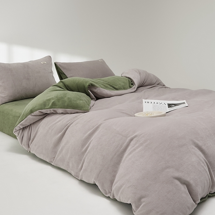 91家纺网 家纺一手货源 找家纺 时光里 2024新款牛奶绒纯色双拼四件套 星际灰拼橄榄绿