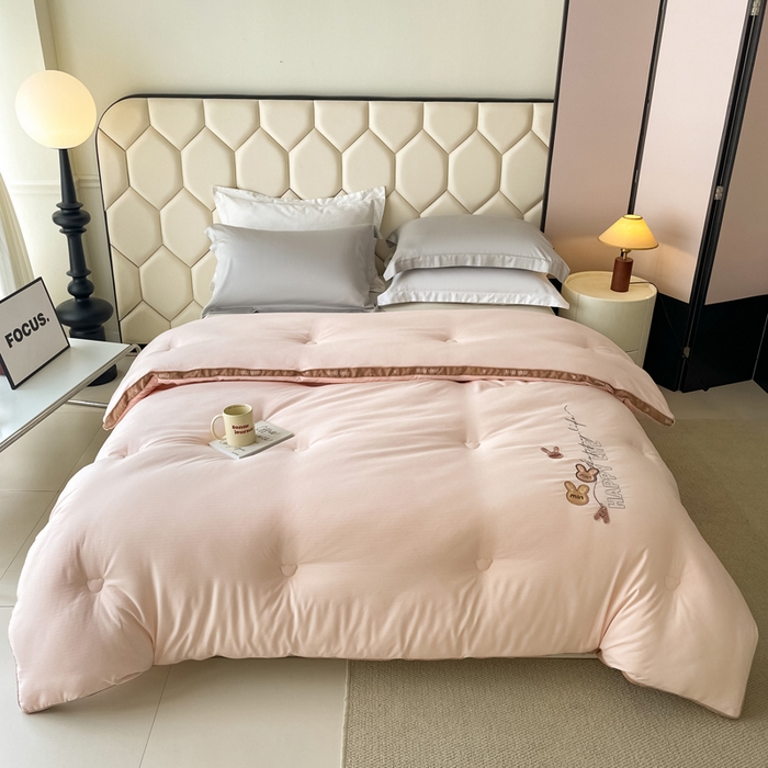 91家纺网 家纺一手货源 找家纺 被靠被 2024新款minmin潘帕斯羊绒被被子被芯 青春粉