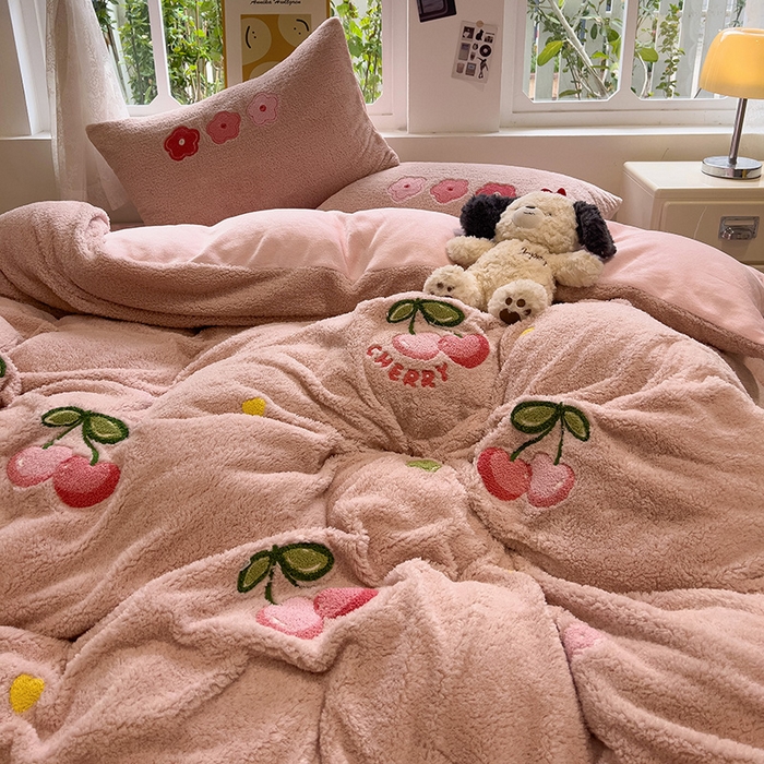 91家纺网 家纺一手货源 找家纺 金爱家 2024新款220g加厚防静电泰迪绒牛奶绒刺绣四件套 泰迪绒-樱桃