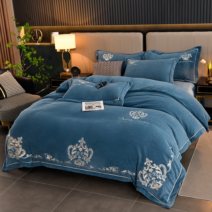 91家纺网 家纺一手货源 找家纺 沐妍家纺 2024新款重工刺绣绣花纯色牛奶绒四件套皇冠-宝石蓝