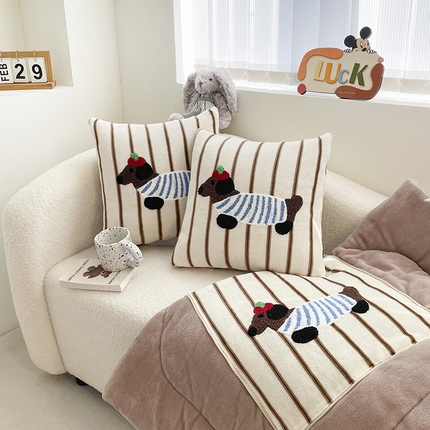 91家纺网 家纺一手货源 找家纺 2025新款牛奶绒多巴胺毛巾绣抱枕被 腊肠狗