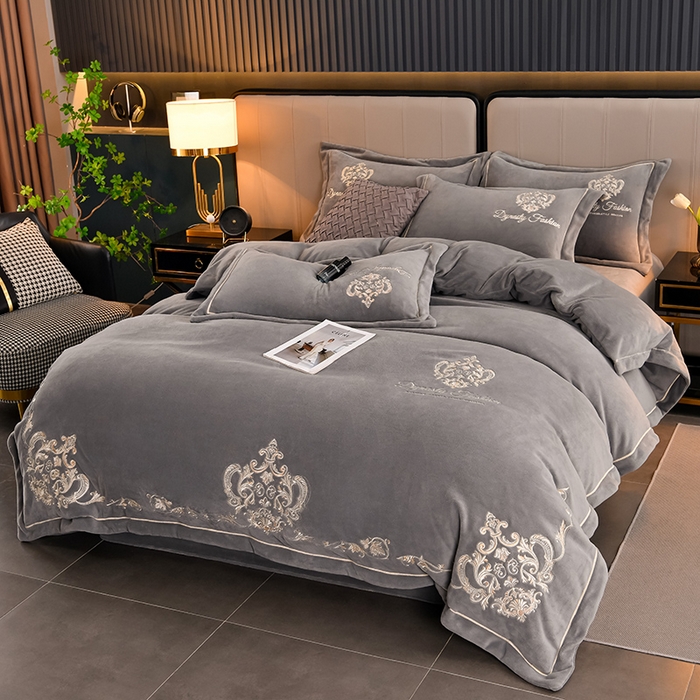 91家纺网 家纺一手货源 找家纺 沐妍家纺 2024新款重工刺绣绣花纯色牛奶绒四件套欧式皇冠-绅士灰