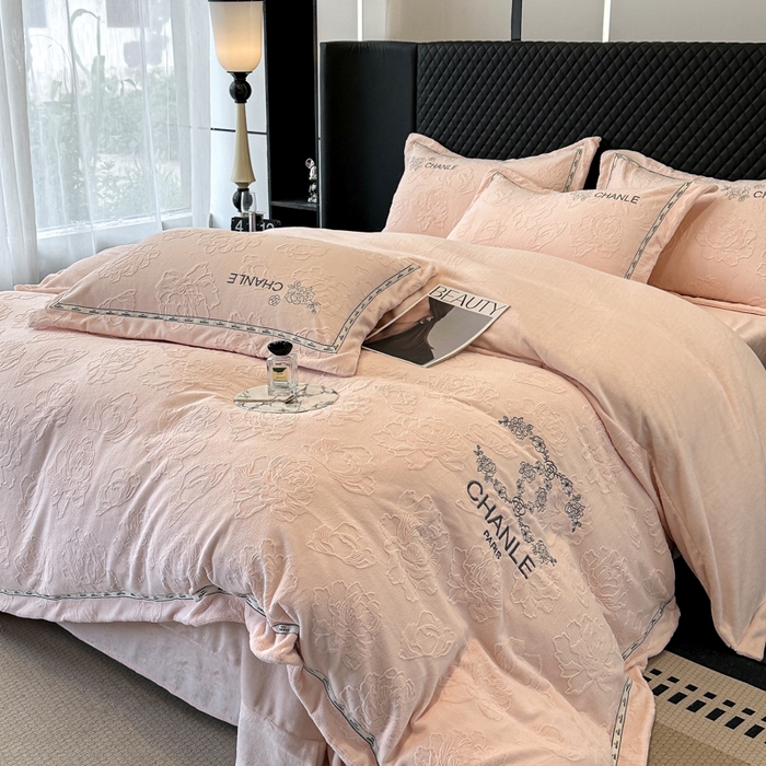 91家纺网 家纺一手货源 找家纺 （总）宅家居 2025新款轻奢小香风雕花刺绣全消光A类高克重牛奶绒四件套-小香牡丹