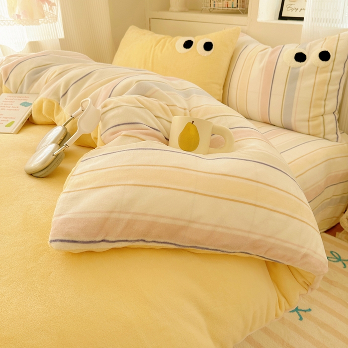 91家纺网 家纺一手货源 找家纺 慕尚 2025新款可爱大眼睛蝴蝶结牛奶绒四件套 露娜嫩黄