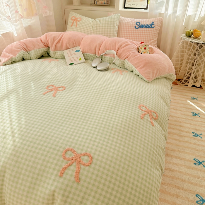 91家纺网 家纺一手货源 找家纺 慕尚 2025新款可爱大眼睛蝴蝶结牛奶绒四件套 蝴蝶结绿格粉