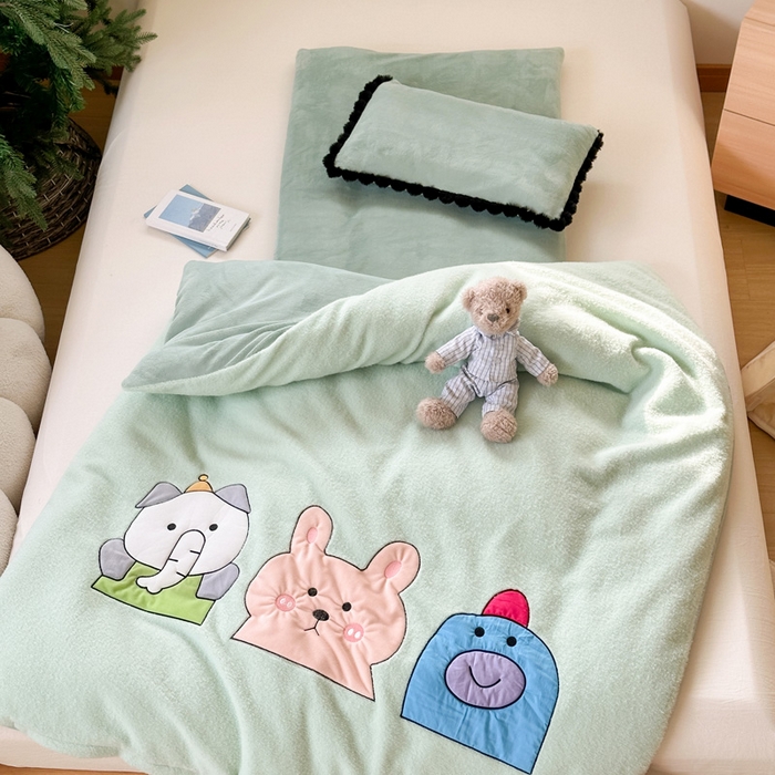 91家纺网 家纺一手货源 找家纺 喜多兔儿童家纺 2024新款320克仿羊毛绒全消光牛奶绒四件套 绿色小加油