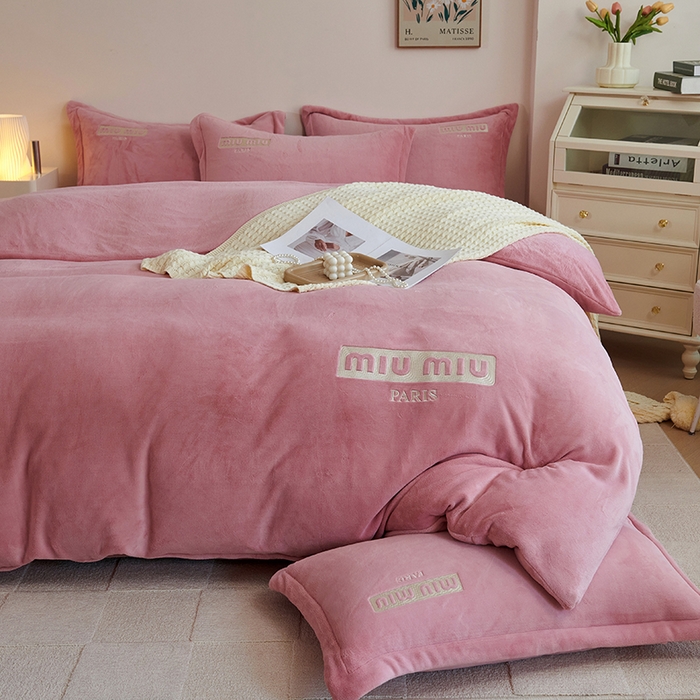 91家纺网 家纺一手货源 找家纺 2024新款m风高品绣花四件套 公主粉