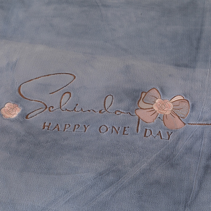 91家纺网 家纺一手货源 找家纺 2024新款高克重牛奶绒被套素色绣花床裙款四件套 雾蓝