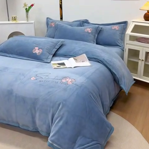 91家纺网 家纺一手货源 找家纺 2024新款高克重牛奶绒被套素色绣花床裙款四件套 雾蓝