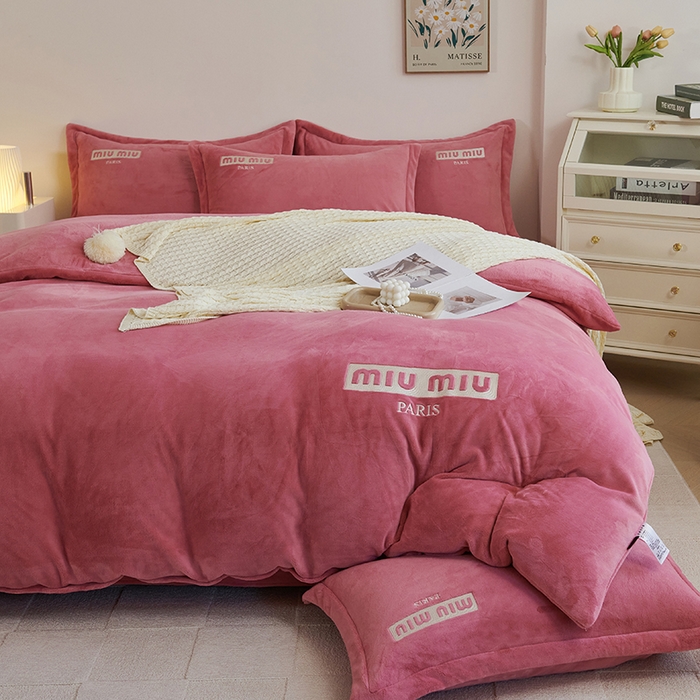 91家纺网 家纺一手货源 找家纺 2024新款m风高品绣花四件套 玫瑰色