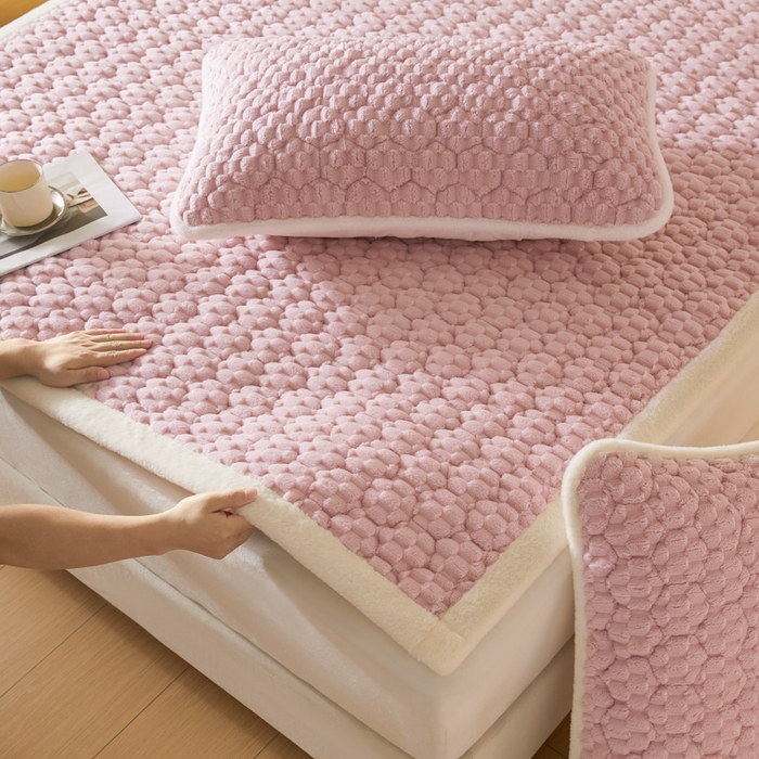 91家纺网 家纺一手货源 找家纺 鑫钰 2024秋冬新款加厚金龟绒牛奶绒床护垫床垫 金龟绒-紫粉