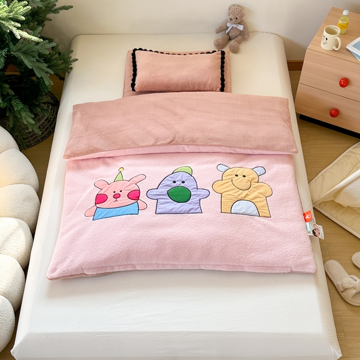 91家纺网 家纺一手货源 找家纺 喜多兔儿童家纺 2024新款320克仿羊毛绒全消光牛奶绒四件套 粉色小加油