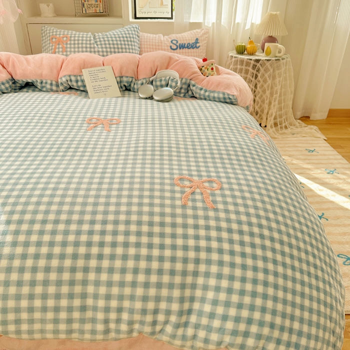 91家纺网 家纺一手货源 找家纺 慕尚 2025新款可爱大眼睛蝴蝶结牛奶绒四件套 蝴蝶结蓝格粉