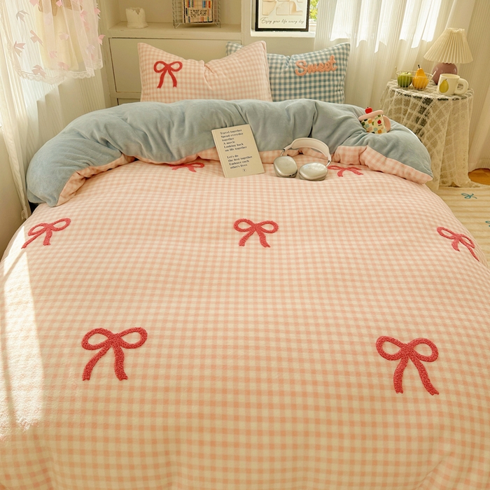 91家纺网 家纺一手货源 找家纺 慕尚 2025新款可爱大眼睛蝴蝶结牛奶绒四件套 蝴蝶结粉格蓝