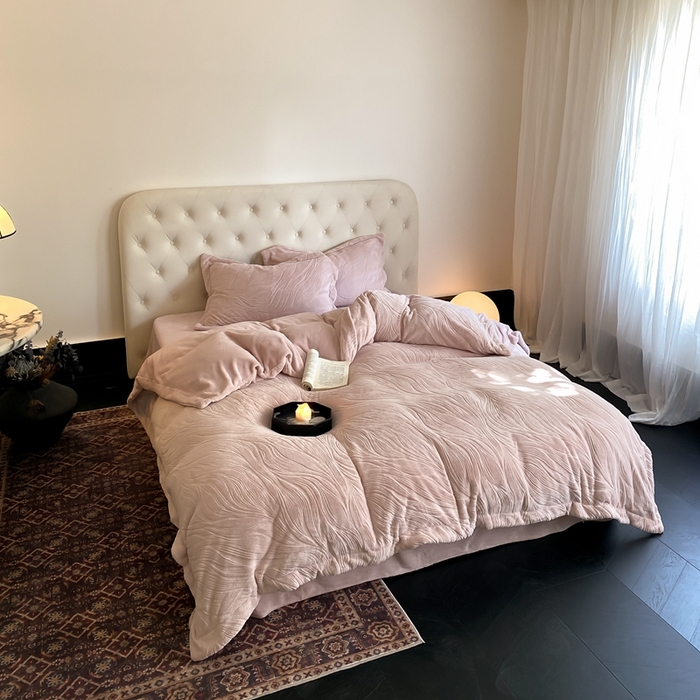 91家纺网 家纺一手货源 找家纺 （总）旷野 2024新款双色提花雕花牛奶绒四件套