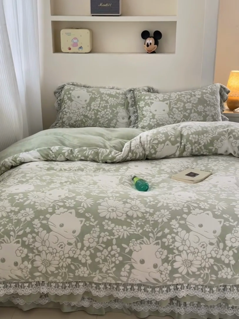 91家纺网 家纺一手货源 找家纺 淑女公社家纺 2024秋冬新款提花牛奶绒床盖款四件套 可爱猫 绿色