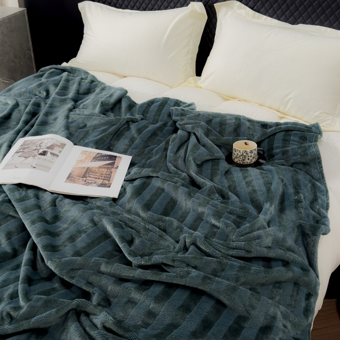 91家纺网 家纺一手货源 找家纺 春妮家纺 2024新款提花牛奶绒毛毯 品味蓝