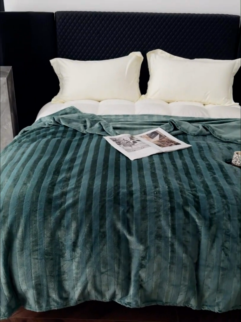 91家纺网 家纺一手货源 找家纺 春妮家纺 2024新款提花牛奶绒毛毯 品味蓝