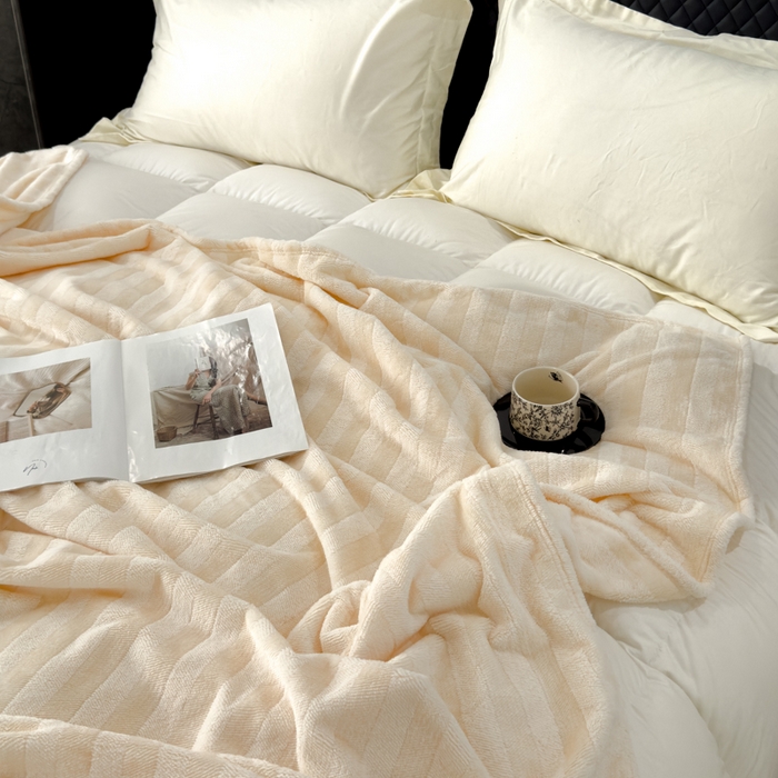 91家纺网 家纺一手货源 找家纺 春妮家纺 2024新款提花牛奶绒毛毯 米白