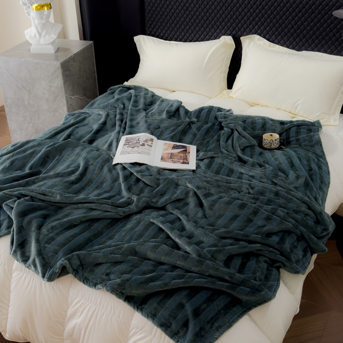 91家纺网 家纺一手货源 找家纺 春妮家纺 2024新款提花牛奶绒毛毯 品味蓝