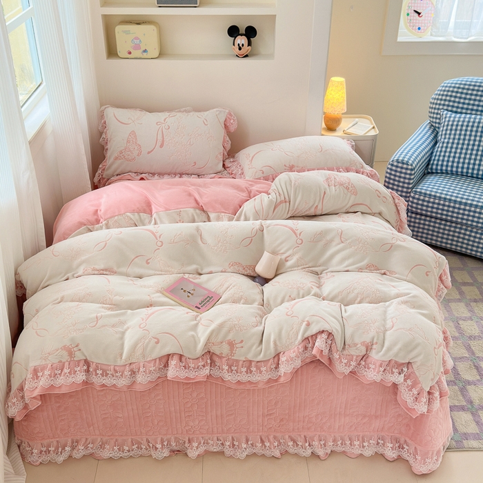 91家纺网 家纺一手货源 找家纺 淑女公社家纺 2024秋冬新款提花牛奶绒床盖款四件套 蝴蝶 豆沙粉