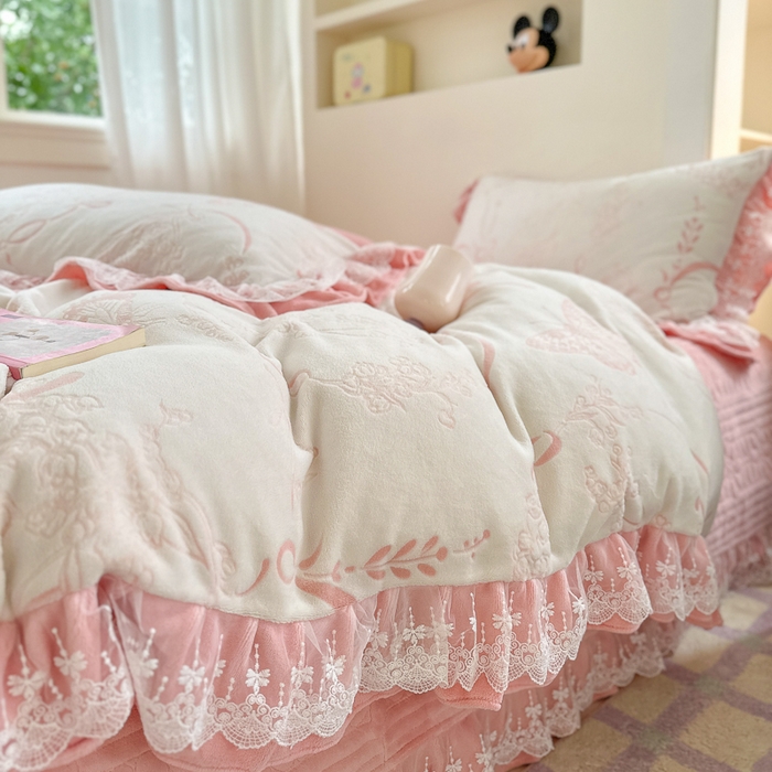 91家纺网 家纺一手货源 找家纺 淑女公社家纺 2024秋冬新款提花牛奶绒床盖款四件套 蝴蝶 豆沙粉