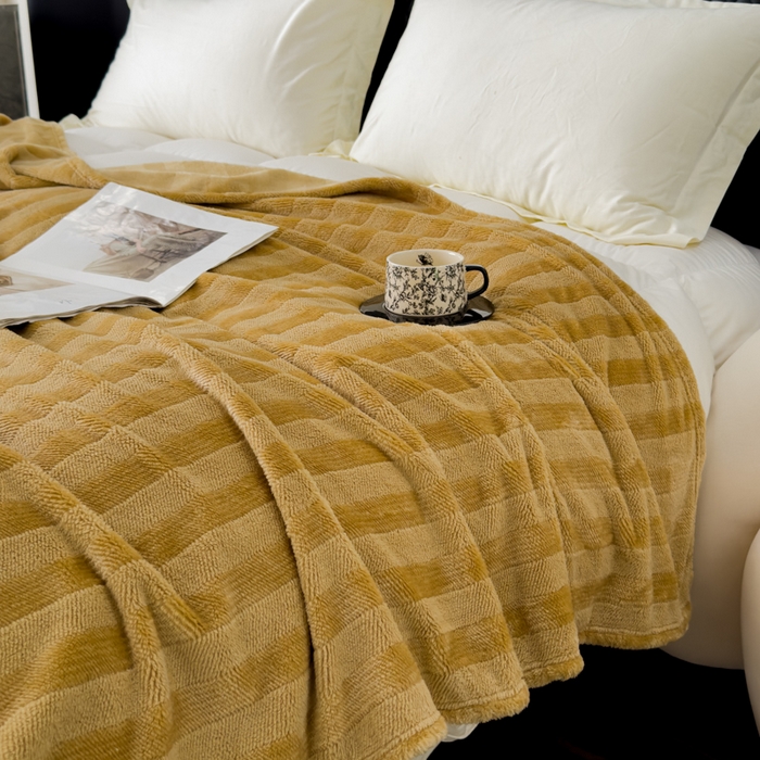 91家纺网 家纺一手货源 找家纺 春妮家纺 2024新款提花牛奶绒毛毯 驼色