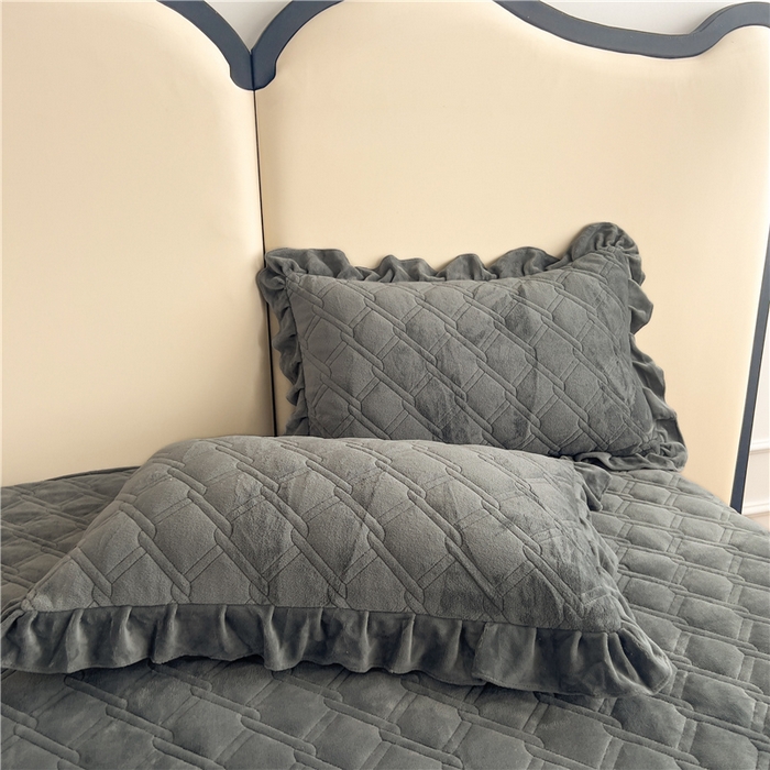 91家纺网 家纺一手货源 找家纺 十个点家纺 2024新款牛奶绒夹棉床盖三件套-唯美系列 唯美-深灰