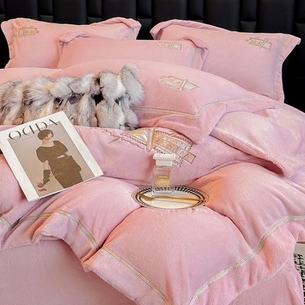 91家纺网 家纺一手货源 找家纺 丞音家纺 2024新款A类高克重全消光牛奶绒四件套-塞维尔系列 塞维尔-粉豆沙