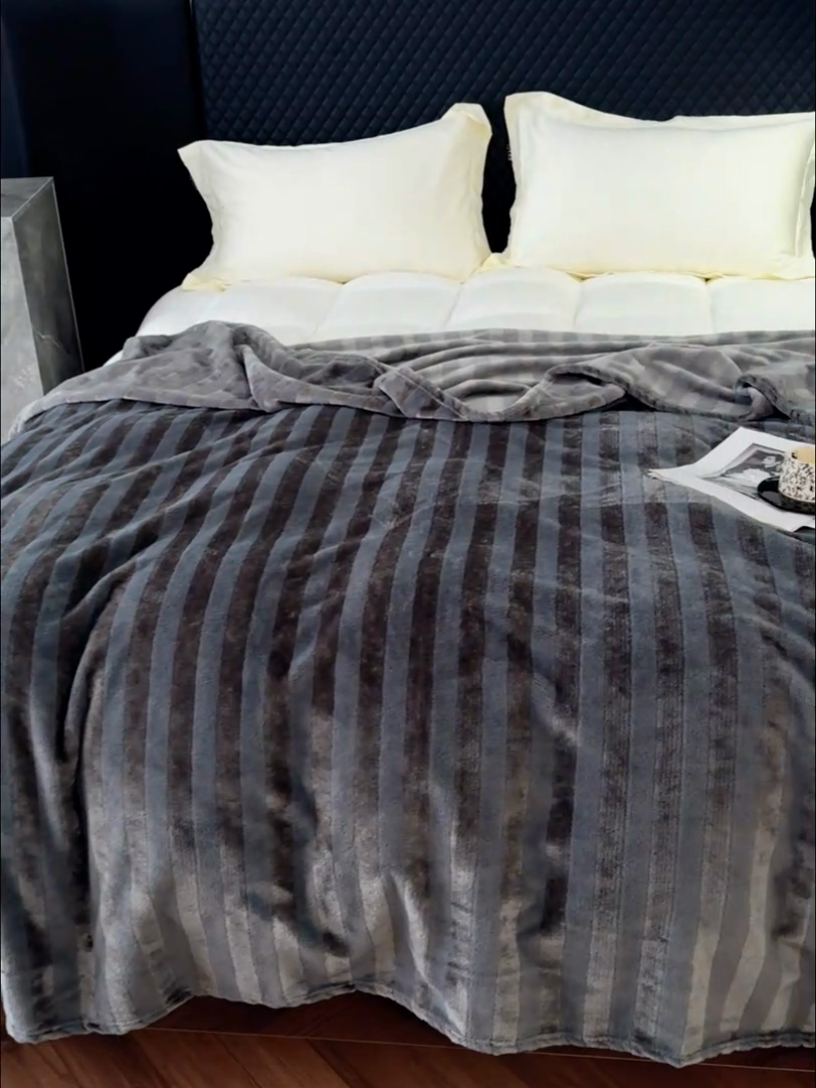 91家纺网 家纺一手货源 找家纺 春妮家纺 2024新款提花牛奶绒毛毯 条纹灰