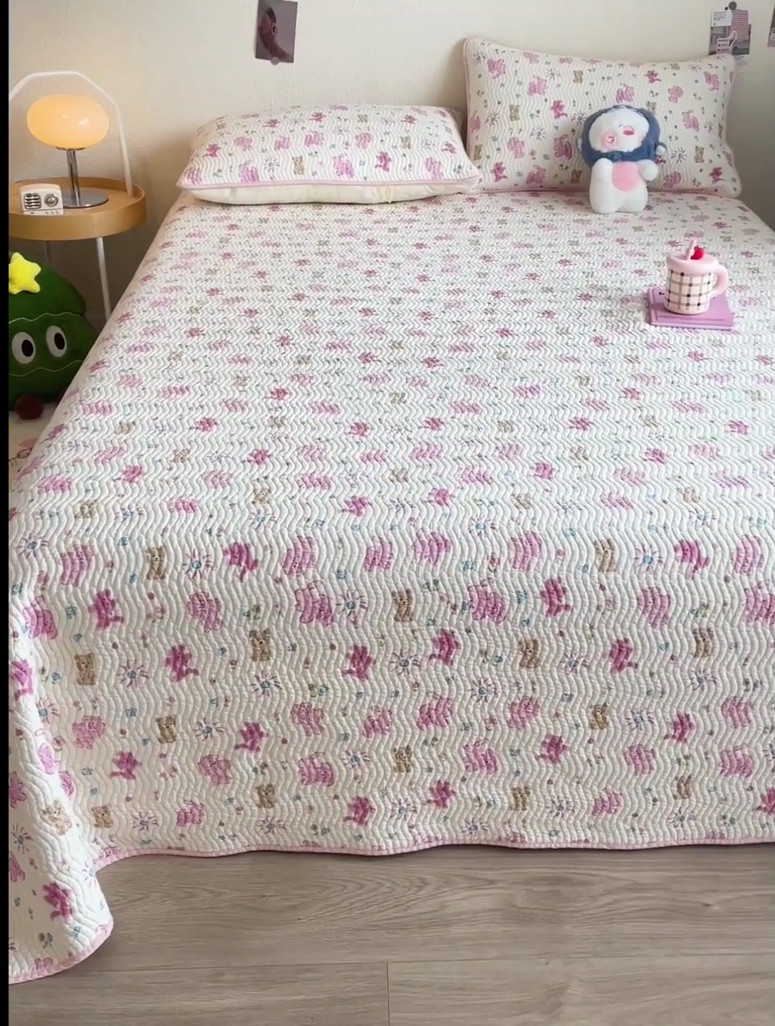 91家纺网 家纺一手货源 找家纺 羽爱家纺 2025全棉13372新疆棉花床盖三件套 粉色花火