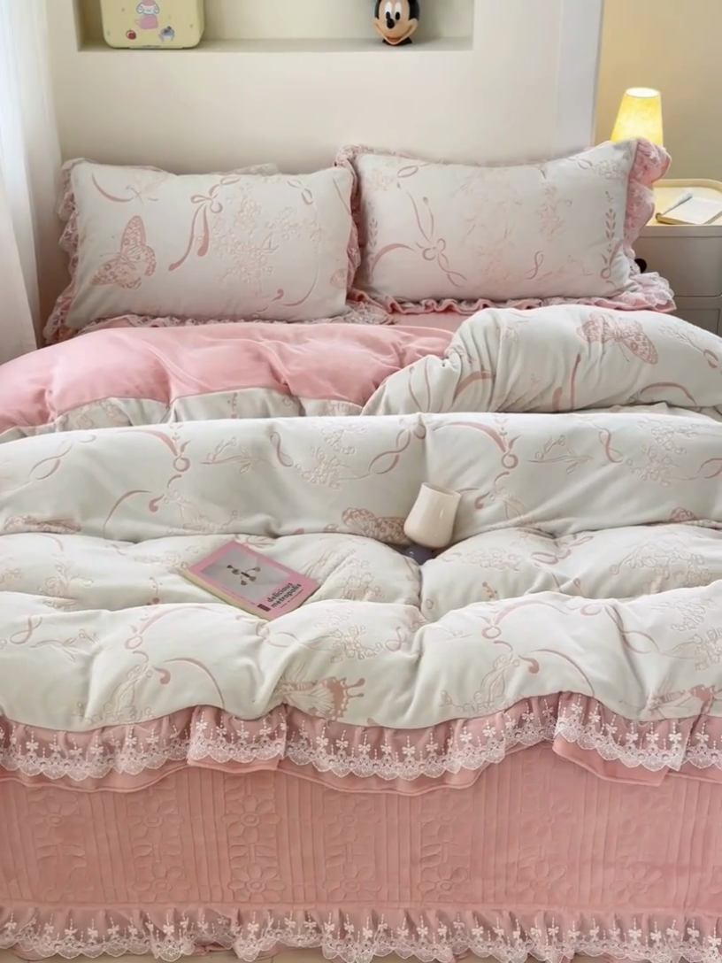 91家纺网 家纺一手货源 找家纺 淑女公社家纺 2024秋冬新款提花牛奶绒床盖款四件套 蝴蝶 豆沙粉