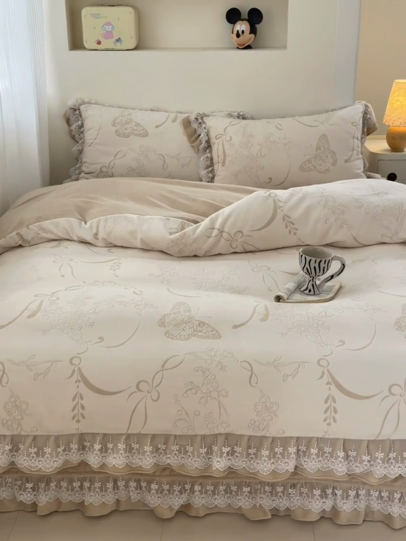 91家纺网 家纺一手货源 找家纺 淑女公社家纺 2024秋冬新款提花牛奶绒床盖款四件套 蝴蝶 卡其